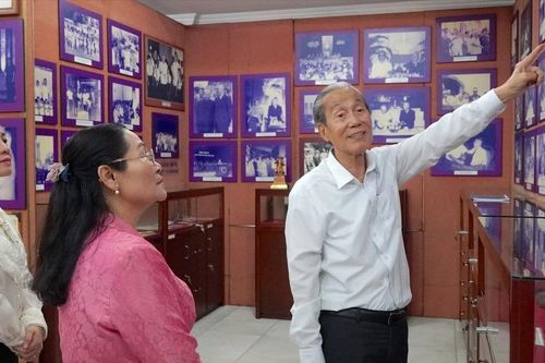 Đồng chí Nguyễn Thị Lệ thăm gia đình đồng chí Phạm Hùng, Nguyễn Hữu Thọ