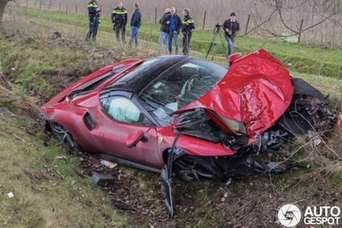 Ferrari 296 GTS hơn 10 tỷ 'bẹp xẹp lép' sau một tuần ra biển
