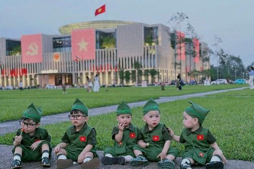 Các 'búp măng non' check-in lăng Bác nhân dịp Đại lễ 30/4