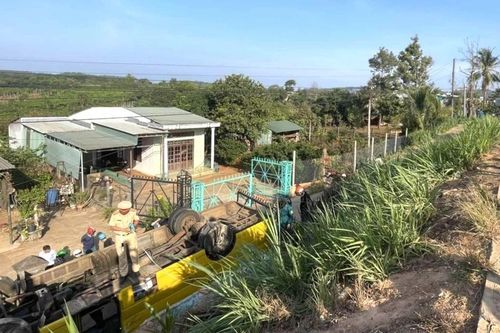 Lật xe đưa đón học sinh ở Gia Lai