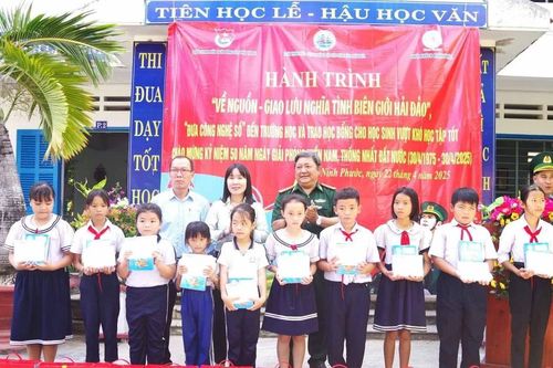 Khánh Hòa: Bộ đội Biên phòng tặng quà giáo viên, học sinh vùng biên giới