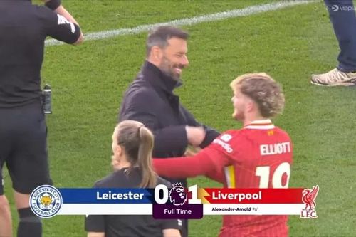 Leicester xuống hạng, HLV Van Nistelrooy phản ứng gây tranh cãi