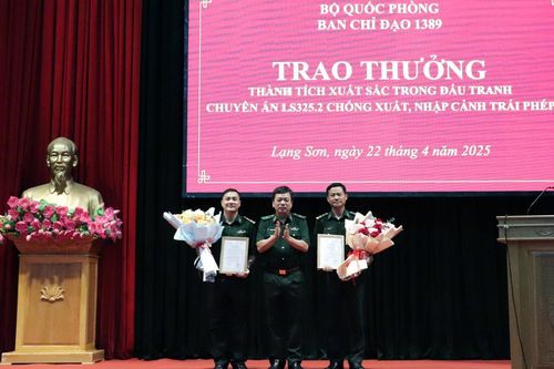 Trao thưởng thành tích xuất sắc trong đấu tranh Chuyên án LS325.2 chống xuất, nhập cảnh trái phép