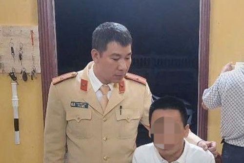 Phát hiện lái xe dương tính với ma túy, mang theo đạn, pháo nổ và dao trên ô tô