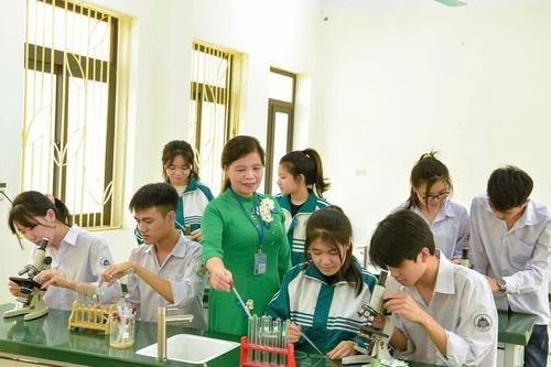 Nhà giáo nhân dân Vũ Thị Hạnh: Người 'lái đò' mát tay, say mê nghiên cứu khoa học