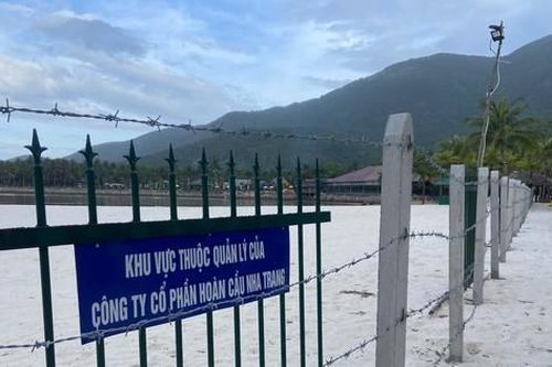 Doanh nghiệp quây rào chắn bờ biển không cho khách xuống tắm