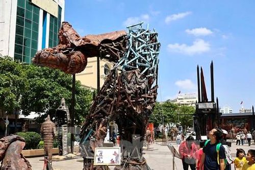 Đông du khách đến xem bãi cọc Bạch Đằng, xe tăng M24 trên phố Nguyễn Huệ