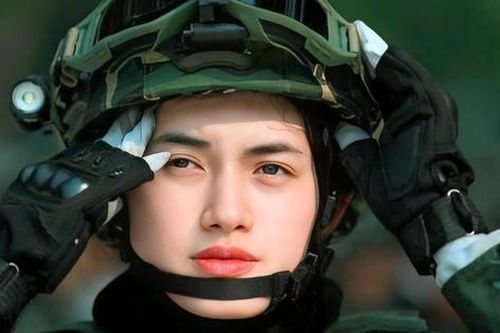 Chân dung nữ hạ sĩ thu hút mọi ánh nhìn khi tập diễu binh
