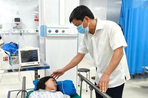 Phó Chủ tịch tỉnh Gia Lai thăm hỏi tình hình sức khỏe các học sinh trong vụ lật xe khách