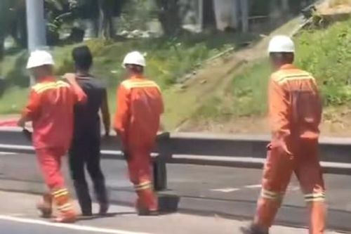 Người đàn ông phóng xe không mũ bảo hiểm xuyên hầm Hải Vân