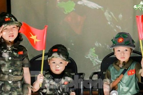 Hình ảnh 'em bé yêu nước' lan tỏa khắp mạng xã hội