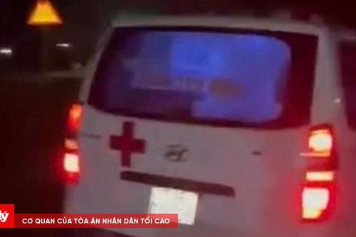 Xe cứu thương đâm vào hàng rào nhà dân, một điều dưỡng bị thương