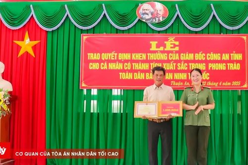 Khen thưởng tài xế xe ôm mưu trí chở đối tượng giết người vào trụ sở Công an