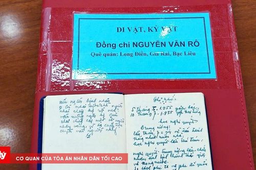 Bàn giao di vật, kỷ vật cho thân nhân liệt sĩ Nguyễn Văn Rô