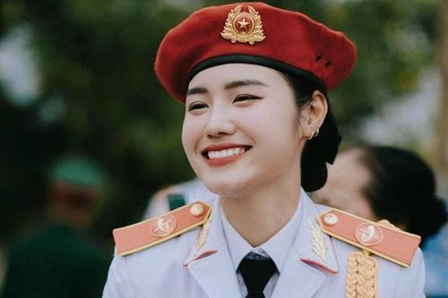 Cô gái Bắc Giang nhan sắc gây sốt trong 'khối hoa hậu' diễu binh 30/4