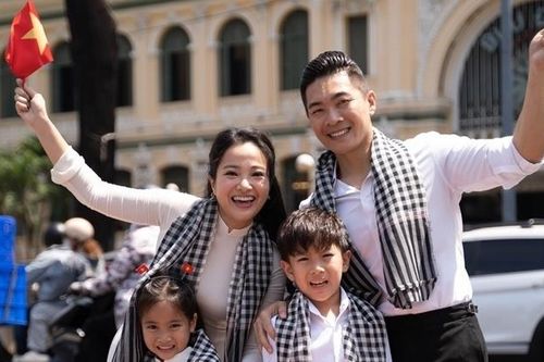 MC Hồng Phượng và chồng NSƯT Quốc Cơ thực hiện bộ ảnh ý nghĩa mừng 30/4