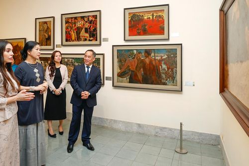 Phu nhân Tổng Bí thư và Phó Chủ tịch Quỹ Heydar Aliyev xem các bảo vật quốc gia
