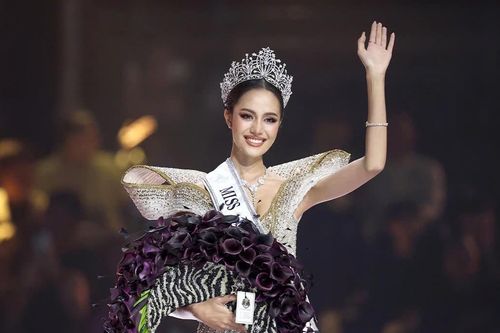 Á hậu Hoàn vũ giỏi 4 thứ tiếng bị tước danh hiệu vì thi Miss World