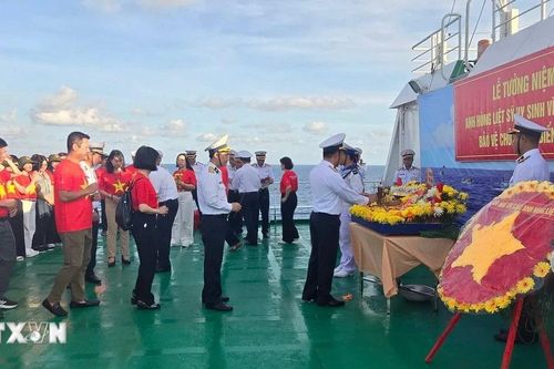 Đoàn công tác số 10 hoàn thành chuyến thăm huyện đảo Trường Sa và Nhà giàn DK1