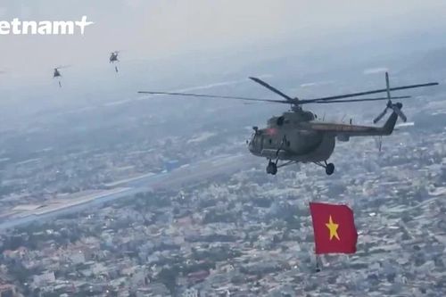 Ngắm trực thăng, tiêm kích chao lượn trên bầu trời Thành phố Hồ Chí Minh