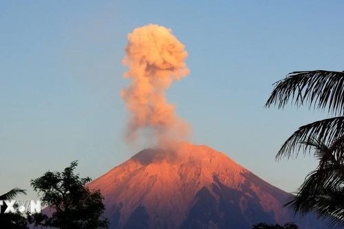 Indonesia: Núi lửa Semeru phun trào 4 lần trong ngày