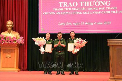 Trao thưởng lực lượng phá chuyên án chống xuất, nhập cảnh trái phép