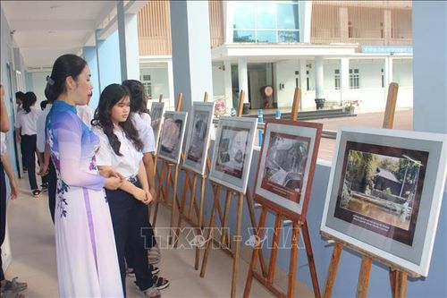 Thưởng lãm ảnh, tư liệu quý về cuộc đời và sự nghiệp của Chủ tịch Hồ Chí Minh