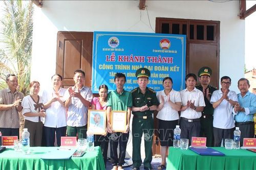 Tặng nhà Đại đoàn kết cho người dân vùng biên