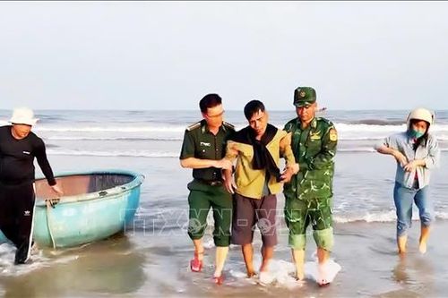Tiếp nhận, cấp cứu ngư dân bị nạn trên vùng biển Quảng Bình
