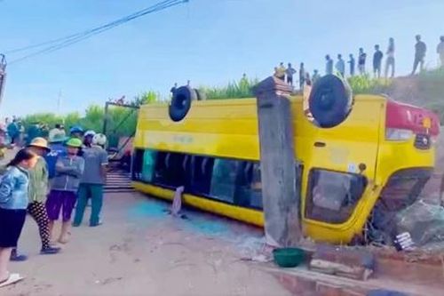 Xe chở khoảng 20 học sinh bị lật