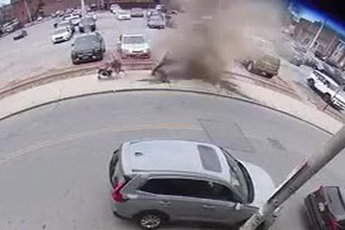 Kinh hoàng hố ga phát nổ ngay sau lưng người phụ nữ và 2 trẻ em