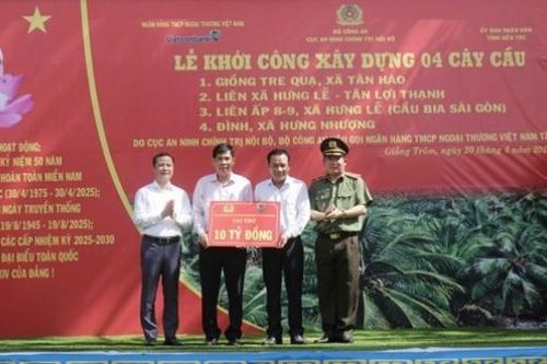 Vietcombank tài trợ 10 tỷ đồng xây dựng 4 cầu giao thông nông thôn tại Bến Tre