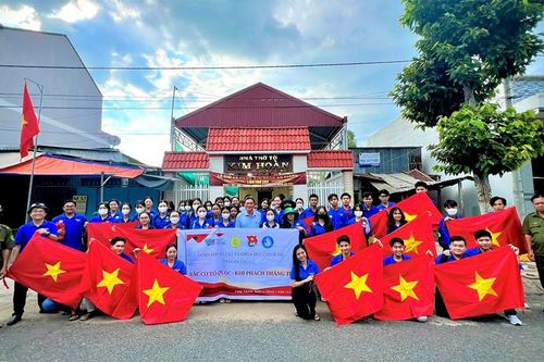 Tuổi trẻ phường Mỹ Phước thực hiện chương trình 'Sắc cờ Tổ quốc - Khí phách tháng Tư'