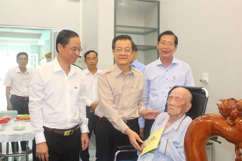 Bí thư Tỉnh ủy An Giang thăm, tặng quà gia đình chính sách ở huyện Thoại Sơn