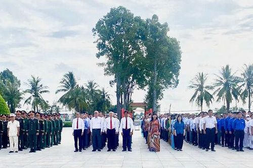 Huyện Châu Phú tổ chức viếng Nghĩa trang liệt sĩ