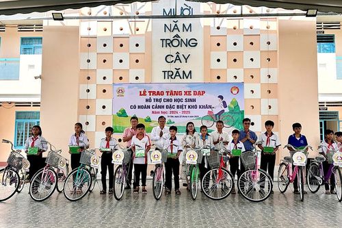Trao tặng 30 chiếc xe đạp cho học sinh nghèo huyện Tri Tôn