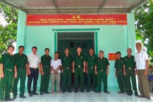 Bàn giao nhà Nghĩa tình cựu chiến binh cho ông Lê Văn Bình
