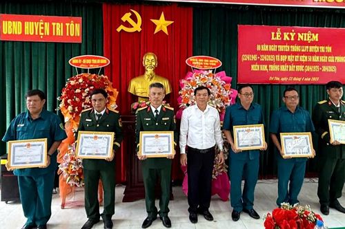Huyện Tri Tôn họp mặt 80 năm Ngày truyền thống lực lượng vũ trang huyện