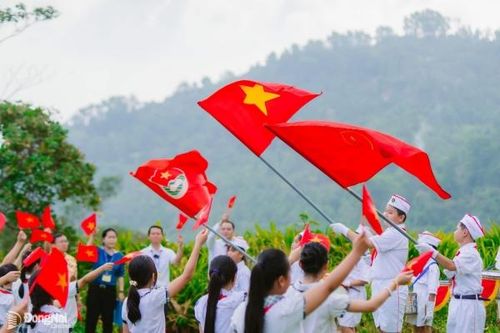 50 học sinh thực hiện buổi chào cờ đặc biệt trên núi Chứa Chan