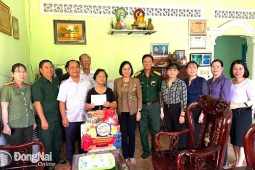 Phó chủ tịch UBND tỉnh Nguyễn Thị Hoàng thăm, tặng quà người có công tại huyện Định Quán