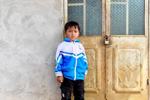 Xót lòng cháu bé mồ côi