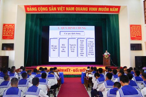 Trung tâm Huấn luyện Vùng 4 Hải quân phối hợp phổ biến, giáo dục pháp luật cho chiến sĩ mới