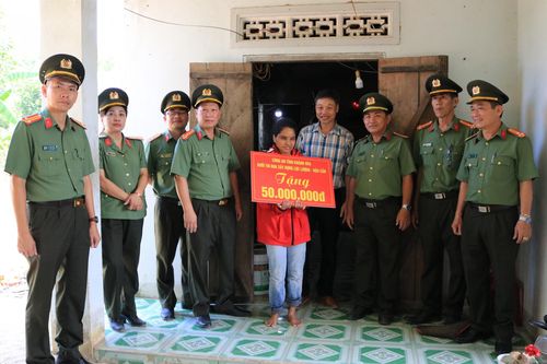 Khối thi đua Xây dựng lực lượng - Hậu cần Công an tỉnh trao 170 triệu đồng cho 3 hộ nghèo xây mới và sửa chữa nhà ở