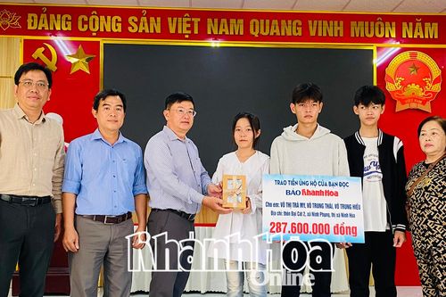 Báo Khánh Hòa trao 287,6 triệu đồng bạn đọc ủng hộ cho 3 chị em mồ côi cha, mẹ bỏ rơi