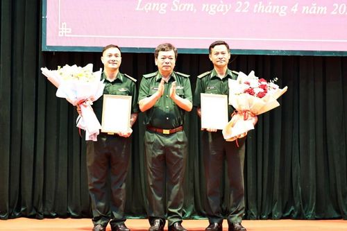 Trao thưởng thành tích xuất sắc trong đấu tranh Chuyên án LS325.2 chống xuất, nhập cảnh trái phép