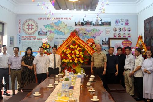 Đoàn công tác của tỉnh thăm, chúc mừng các tổ chức, chức sắc, chức việc đạo Công giáo, Tin lành nhân dịp lễ Phục sinh năm 2025