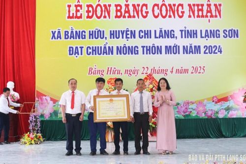 Xã Bằng Hữu đón bằng công nhận đạt chuẩn nông thôn mới