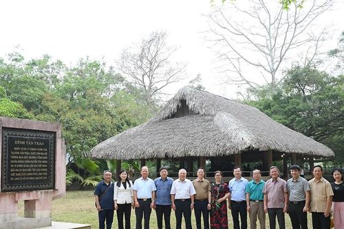 Đoàn đại biểu Quốc hội các khóa tỉnh Lào Cai dâng hương tại Khu di tích Quốc gia đặc biệt Tân Trào