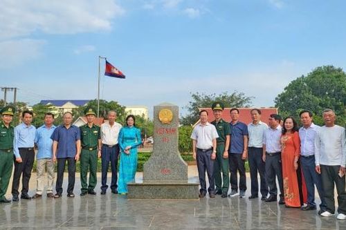 Đoàn công tác tỉnh Lâm Đồng thực hiện nghi thức chào cờ tại cửa khẩu Quốc tế Xa Mát - Tây Ninh