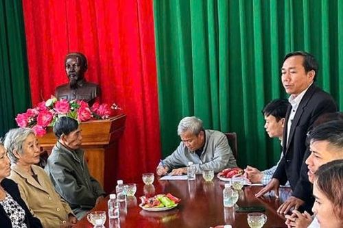 Bảo Lâm: Thăm, tặng quà các chiến sĩ cách mạng bị địch bắt, tù đày